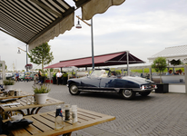 X-5124 Zierikzee. Nieuwe Haven. Op het terras. Een Citroen DS19 Cabrio rijdt voorbij