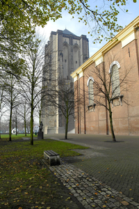 X-5126 Zierikzee. Kerkhof. De St. Lievensmonstertoren met Nieuwe Kerk en het standbeeld van Mr. Pieter Mogge