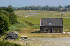 X-5130 Zierikzee. Weldamseweg. Woning van de boerderij Levensstrijd wachtend op de sloophamer, de gebouwen zijn ...