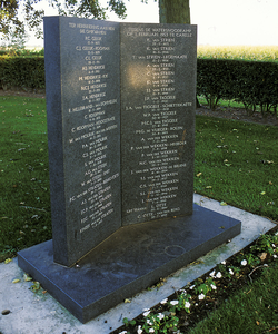 X-5132 Nieuwerkerk. Zwanenburgseweg. Het monument voor de slachtoffers van de watersnood van 1953, bij de begraafplaats ...