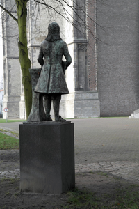X-5133 Zierikzee. Kerkhof. Het standbeeld van Mr. Pieter Mogge, bij de St. Lievens monstertoren
