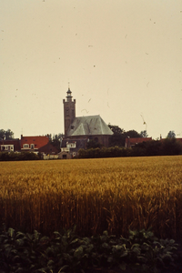 X-5162 Burgh. Zicht op de kern. De toren van de Burghse kerk, met de achterkant van de huizen aan de Ring