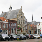 X-5418 Brouwershaven. Markt. Met in het midden het stadhuis, waarvan de achterzijde dateert uit de vijftiende eeuw, het ...