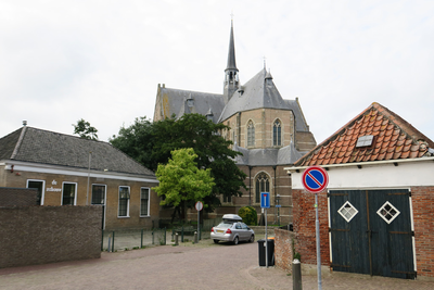 X-5445 Brouwershaven. Kerkstraat. De oostzijde van de Sint Nicolaaskerk. Links openbare lagere school 'De Schoener'