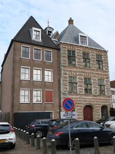 X-5447 Brouwershaven. Schuitkade. Rechts de achterzijde van het stadhuis uit de vijftiende eeuw