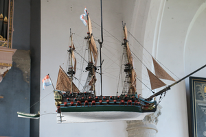 X-5452 Brouwershaven. Kerkplein. Sint Nicolaaskerk. Modelscheepje uit 1806. Het is een model van een konvooischip, ...