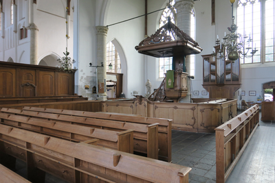 X-5453 Brouwershaven. Kerkplein. Sint Nicolaaskerk. Interieur met preekstoel uit 1779