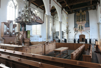 X-5457 Brouwershaven. Kerkplein. Sint Nicolaaskerk. Interieur met preekstoel en voorlezersbank uit 1779