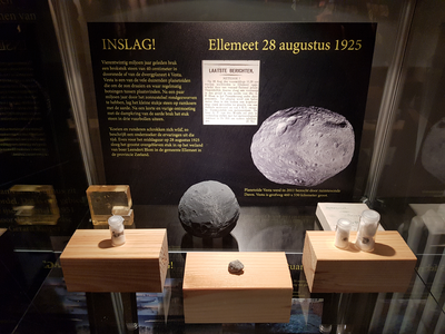 X-5502 Middelburg. Volkssterrenwacht Philippus Lansbergen. Brokje van de ‘meteoriet van Ellemeet’ (kleine steentje ...