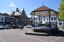 X-5614 Brouwershaven. Markt. Met de zeszijdige muziektent die dateert van 1923. De tent heeft een bakstenen onderbouw, ...