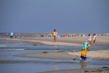 X-5625 Renesse. Bij strandovergang De Laône. Strandplezier. Pas aan het einde van de 19e eeuw begonnen mensen zich te ...