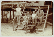 X-5672 Renesse. Strand aan het eind van de Laone. Pieter Telle en gezin op de trap van zijn strandtent, geopend in ...