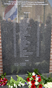 X-5759 Burgh-Haamstede. Weststraat. Onthulling van plaquette met daarop alle namen van de 35 inwoners van Burgh en ...