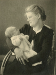 X-5816 Brouwershaven. Gerda Leni Margarethe Kluge (1909-1984), gehuwd met ds. Egidius Daniël Ninck Blok, met zoon ...