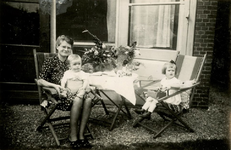 X-5821 Brouwershaven. Gerda Leni Margarethe Kluge (1909-1984) op haar verjaardag met zoon Eduard en dochter Bale