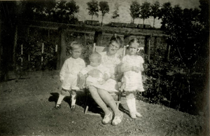 X-5825 Brouwershaven. Laatste foto van het gezin Ninck Blok-Kluge in Brouwershaven. Ds. Ninck Blok kreeg een beroep ...