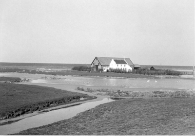 Z-0008 Zonnemaire. Boerderij Kijkuit , gelegen in de Nieuw-Bommenede polder. Op de achtergrond de zeedijk.