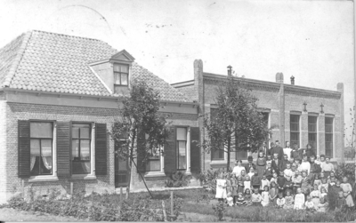 Z-0015 Zonnemaire. Veerdijk. Christelijke school, met links het woonhuis van de hoofdonderwijzer.