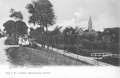 Z-0033 Zonnemaire. Dijk van Bommenede. Gezicht op de Nederlands Hervormde kerk. Rechtsonder de Bermweg en de Trambaan.