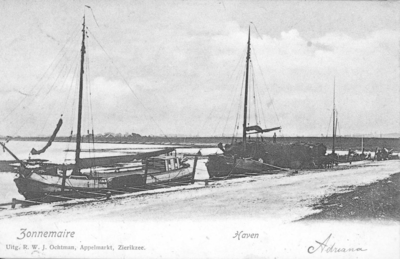Z-0043 Zonnemaire. Tijhaventje. Het schip links is dat van Adriaan van der Linde, en rechts daarvan ligt een ander ...