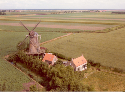 Z-0095 Zonnemaire. Molen De Korenbloem , met zicht op de polders ten noorden van Zonnemaire. Op de achtergrond de ...