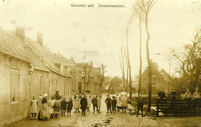 Z-0123 Zonnemaire. Breedveld en gedeeltje van de Zuidweg. Rechts op de achtergrond: pakhuis van Andries Delst (met luiken).