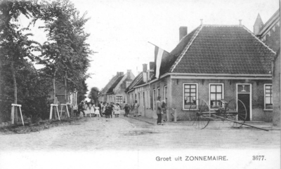 Z-0137 Zonnemaire. Zuidweg - Breedveld. Rechts het woonhuis behorende bij de smidse.