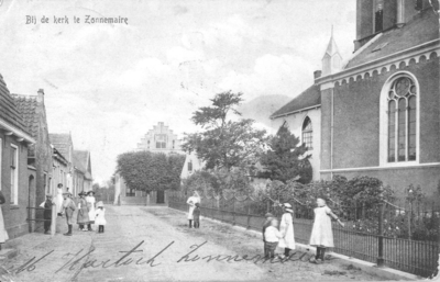 Z-0143 Zonnemaire. Prof. Zeemanstraat, met gezicht op het voormalige gemeentehuis (met trapgevel). Rechts de Nederlands ...