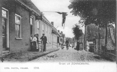Z-0166 Zonnemaire. Blooisedijk, tegenwoordig de Dijk van Bommenede. Links het café Van Splunter.