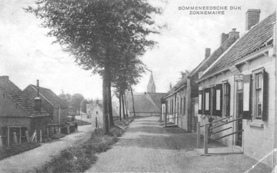 Z-0171 Zonnemaire. Dijk van Bommenede, met in de verte de kerktoren van de Nederlandse Hervormde kerk. De weg links is ...