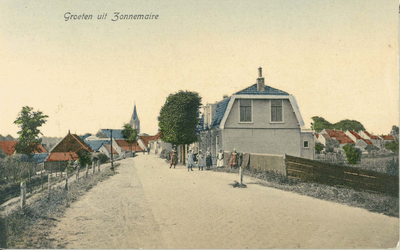 Z-0173 Zonnemaire. Veerdijk. In de verte de Nederlands Hervormde kerk. Het huis rechts op de voorgrond (Franse ...