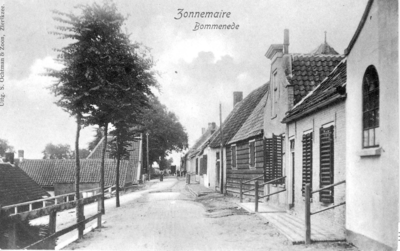 Z-0175 Zonnemaire. Dijk van Bommenede. Rechts op de voorgrond is een klein deel van de daar in 1897 gestichte ...