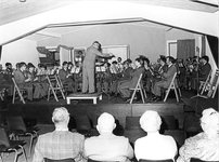 Z-0179 Zonnemaire. Dorpshuis. Uitvoering muziekvereniging Nut en Uitspanning in het dorpshuis, onder dirigent E.A. de ...