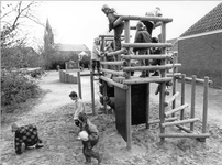 Z-0199 Zonnemaire. I.M. van der Bijlstraat. Schoolplein van de Christelijke basisschool De Zonnewijzer , met op de ...