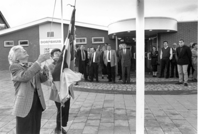 Z-0201 Zonnemaire. Opening van het verbouwde Dorpshuis aan de Prof. Zeemanstraat. Links wethouder Ketting-Koopman, ...