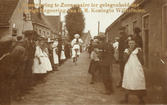 Z-0221 Zonnemaire. Prof. Zeemanstraat. Feestviering t.g.v. het tienjarig jubileum van koningin Wilhelmina. Ringrijden ...