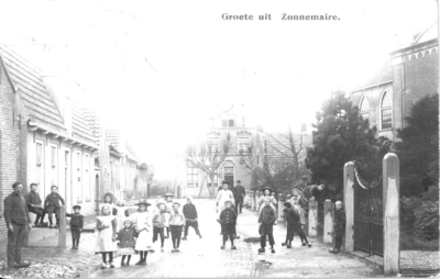 Z-0223 Zonnemaire. Ring. Op de achtergrond de pastorie (met trapgevel), tevens geboortehuis van prof. Pieter Zeeman.