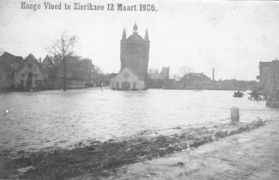 ZG-0016 Zierikzee. Hoge vloed waardoor de hele binnenstad onder water kwam te staan. Situatie Oude Haven.