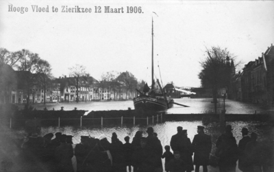 ZG-0018 Zierikzee. Hoge vloed waardoor de hele binnenstad onder water kwam te staan. Situatie Oude Haven.