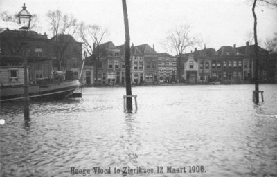 ZG-0019 Zierikzee. Hoge vloed waardoor de hele binnenstad onder water kwam te staan. Situatie Oude Haven.