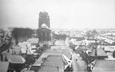 ZG-0022 Zierikzee. Zware sneeuwval tijdens de kerstdagen. Gezicht vanaf de toren van het stadhuis in de Meelstraat naar ...