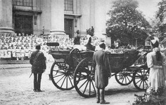 ZG-0059 Zierikzee. Kerkhof. Bezoek van H.M. Koningin Wilhelmina en Z.K.H. Prins Hendrik aan Zierikzee. Een koor van ca. ...