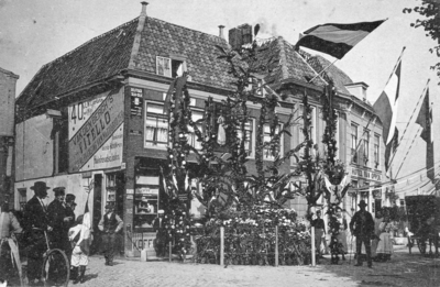 ZG-0073 Zierikzee. Verrenieuwstraat (rechts) - Beddeweeg. Oranjeboom t.g.v. het bezoek van H.M. Koningin Wilhelmina en ...