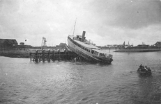 ZG-0089 Bruinisse. De tramboot Minister Lely door een zware storm op de aanlegsteiger van Zijpe geworpen.