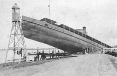 ZG-0090 Bruinisse. De tramboot Minister Lely door een zware storm op de aanlegsteiger van Zijpe geworpen.