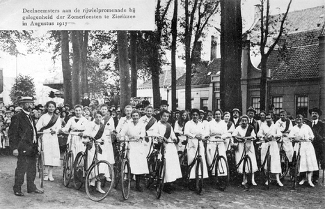 ZG-0140 Zierikzee. Deelneemsters aan de rijwielpromenade ter gelegenheid van de Zomerfeesten. Voorste rij 4e van ...