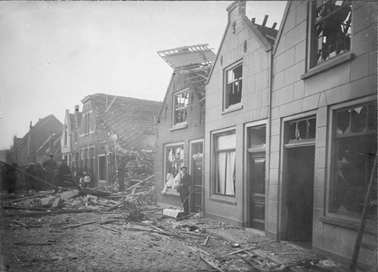 ZG-0163 Zierikzee. Molenstraat. Acht Engelse bommen, die voor de Duitsers in het Belgische Zeebrugge bestemd waren, ...