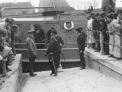 ZG-0172 Zierikzee. Nieuwe Haven. Acht Engelse bommen, die voor de Duitsers in het Belgische Zeebrugge bestemd waren, ...