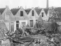 ZG-0176 Zierikzee. Molenstraat. Acht Engelse bommen, die voor de Duitsers in het Belgische Zeebrugge bestemd waren, ...