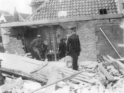 ZG-0177 Zierikzee. Sint Domusstraat. Opperbevelhebber generaal C.J. Snijders bezoekt het getroffen gebied waar acht ...